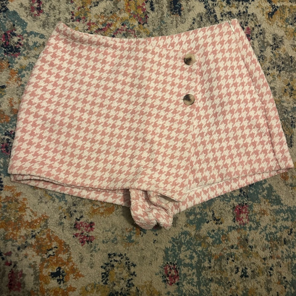 Francesca's Collections Pink and White Houndstooth Skort